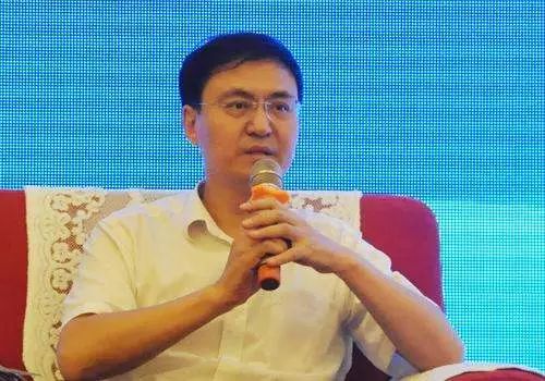 “别人家的银行董事长”刷屏了